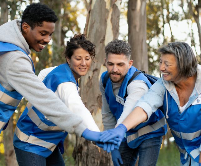 medium-shot-people-working-together(1)